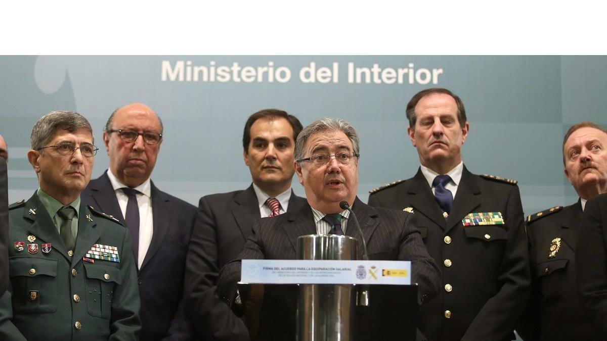 El ministro de Interior Juan Ignacio Zoido, durante la firma de un acuerdo de equiparación salarial con los sindicatos policiales y asociaciones de la Guardia Civil. /-DAVID CASTRO