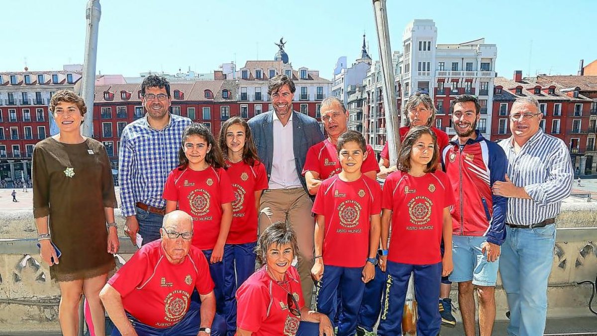 Deportistas y autoridades posan en el balcón del Ayuntamiento.-MONTSE ÁLVAREZ