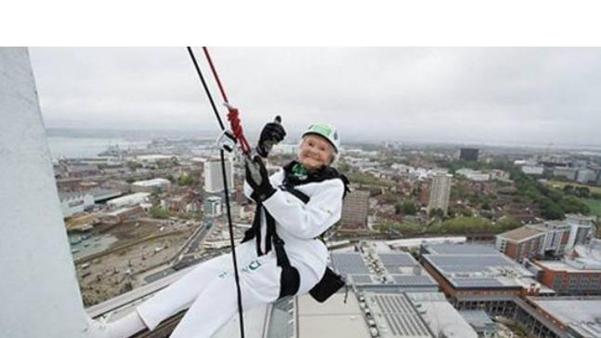 Doris Long, en su descenso de la torre Spinnaker, en Portsmouth.-Foto: FACEBOOK / ROWANS HOSPICE