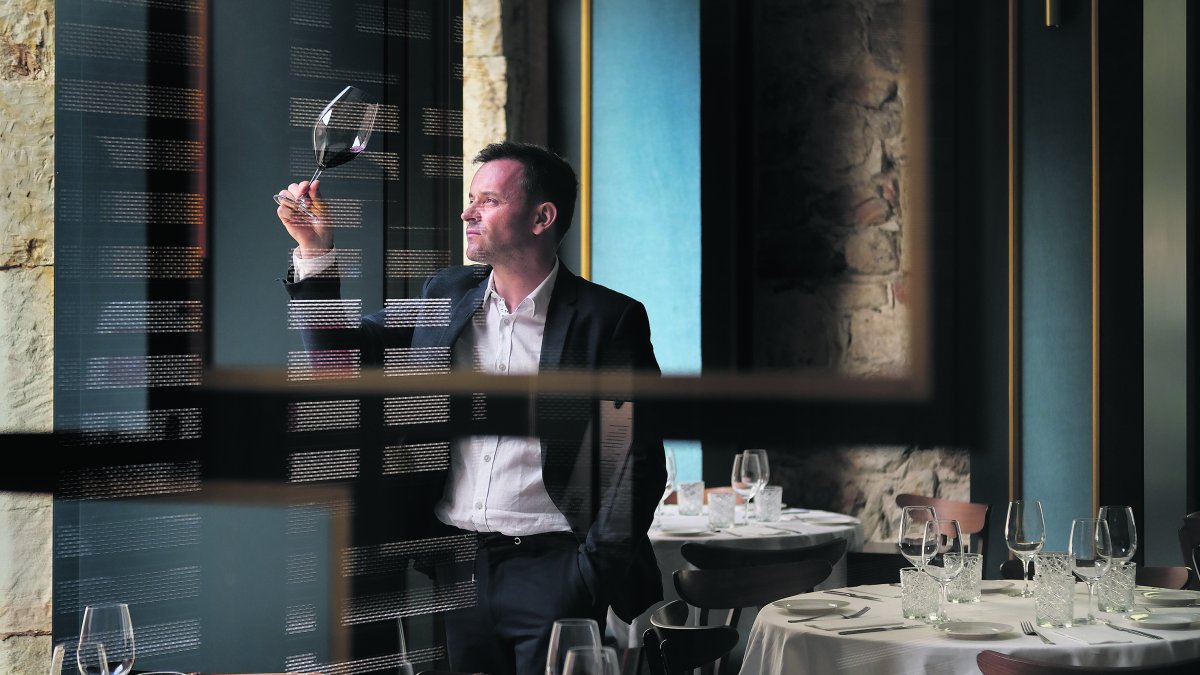 Sebastián López abrió este restaurante en la capital charra en 1998 como un soplo de aire fresco. Su local es una referencia de alta calidad a precio razonable. / ENRIQUE CARRASCAL
