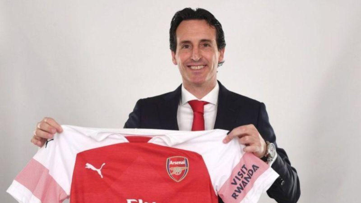 Unai Emery posa con la camiseta del Arsenal en el día de su presentación.-EL PERIÓDICO