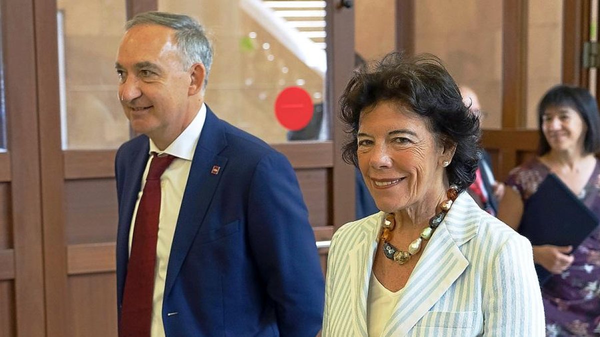 Antonio Largo e Isabel Celaá en la inauguración del Congreso de Estudios Clásicos.-ICAL