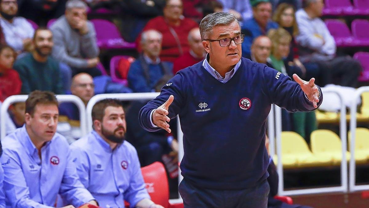 Paco García en plena acción en un partido con sus ayudantes Pedro Mateu y Esteban Martín de fondo.-J. M. LOSTAU