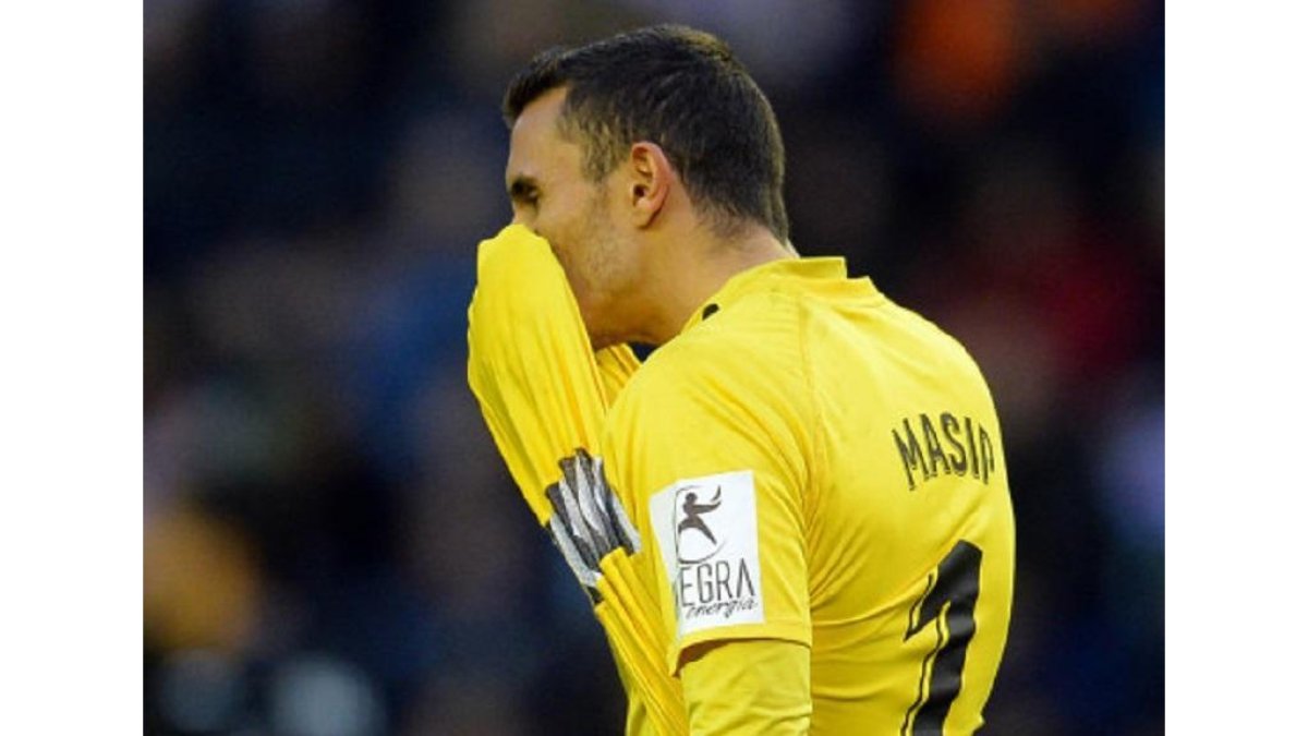El portero blanquivioleta Masip se limpia el sudor durante el partido frente al Leganés.-LALIGA