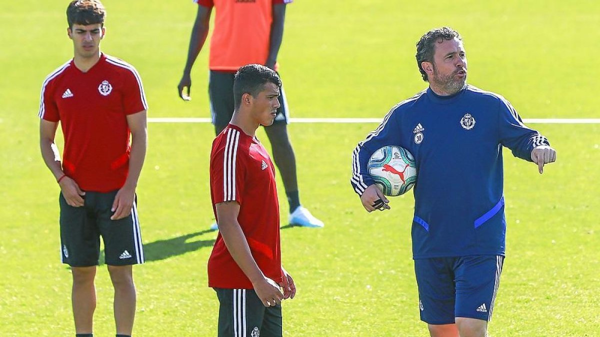 Sergio, junto a Pedro Porro, antes de comenzar un entrenamiento-J.M.LOSTAU