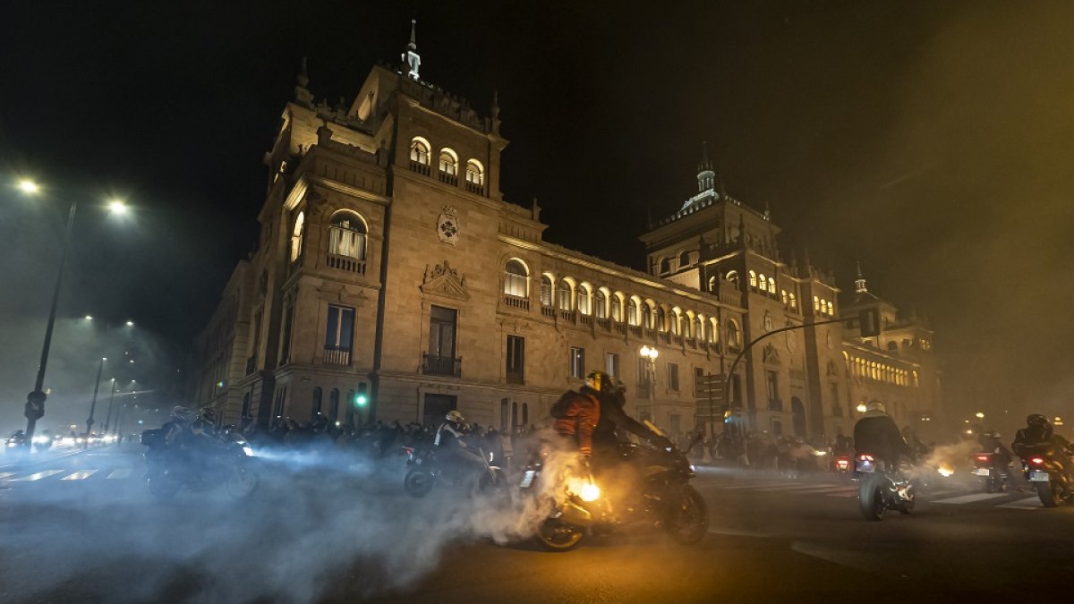 Desfile de antorchas en su paso por Caballerías. / PHOTOGENIC