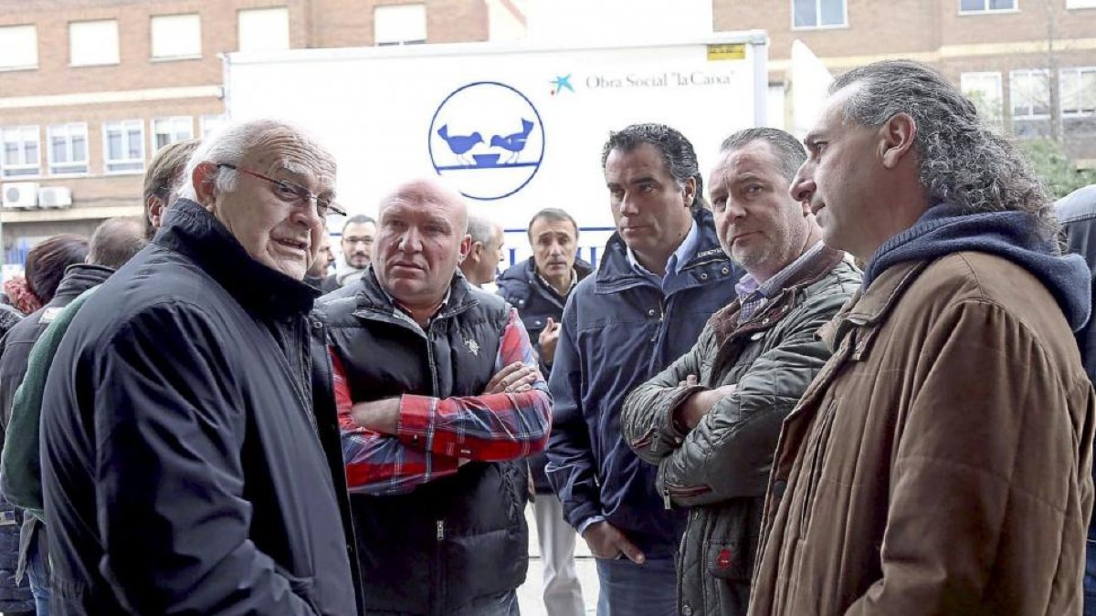 Mediavilla, Dujo y Palacín ayer, esperan la mercancía a las puertas del Banco de Alimentos de Valladolid.-ICAL