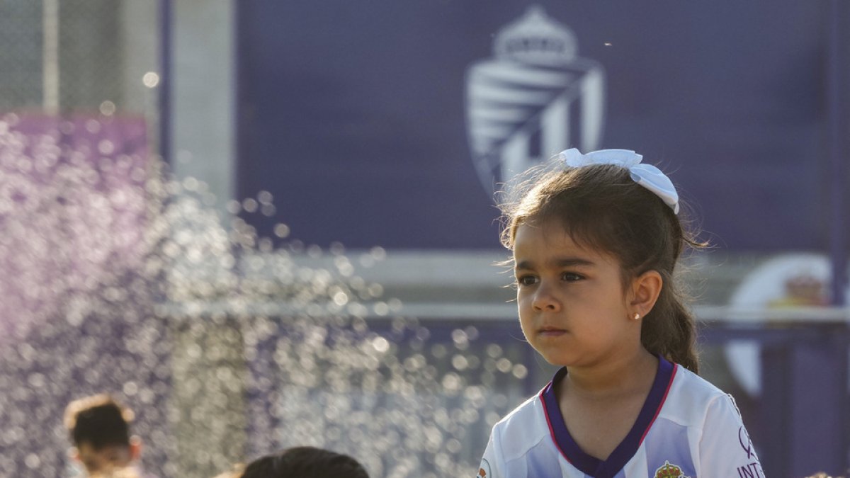 Una joven aficionada durante un entrenamiento del Real Valladolid. PHOTOGENIC/MIGUEL ÁNGEL SANTOS