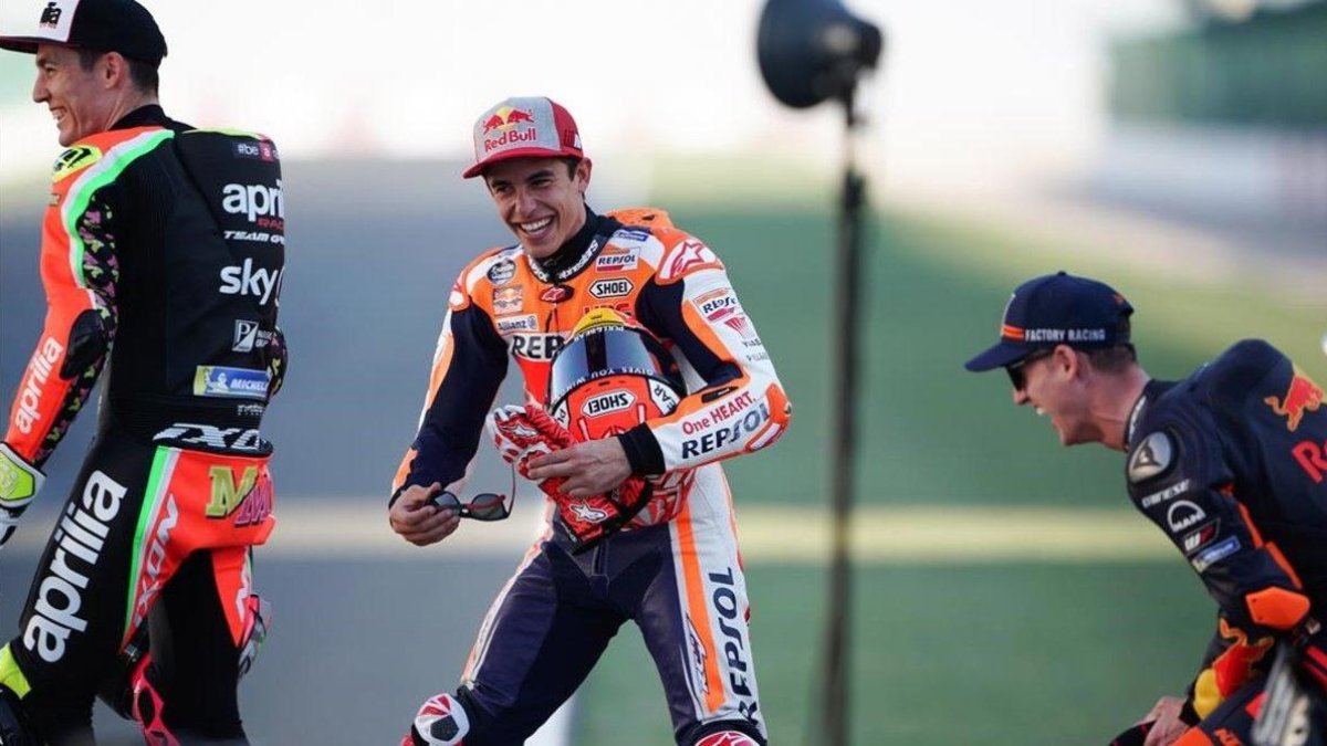 Aleix Espargaró, Marc Márquez y Pol Espargaró abandonan la foto oficial, de hoy, en Doha (Catar), entre risas y bromas.-EFE