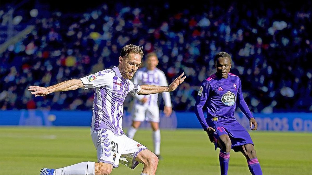 Míchel Herrero distribuye el juego durante el partido contra el Celta de Vigo.-PABLO REQUEJO