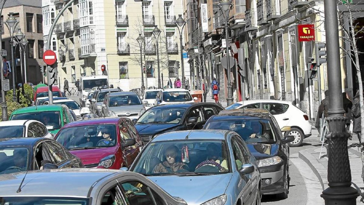 Tráfico en la calle Angustias de Valladolid-J.M.Lostau