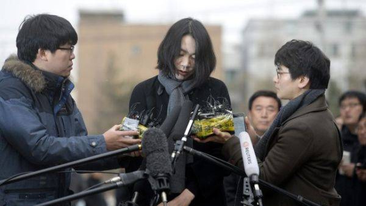 Cho Hyun-ah, hija del presidente de Korean Air, pide perdón por su salida de tono, este viernes en Seúl.-Foto: REUTERS