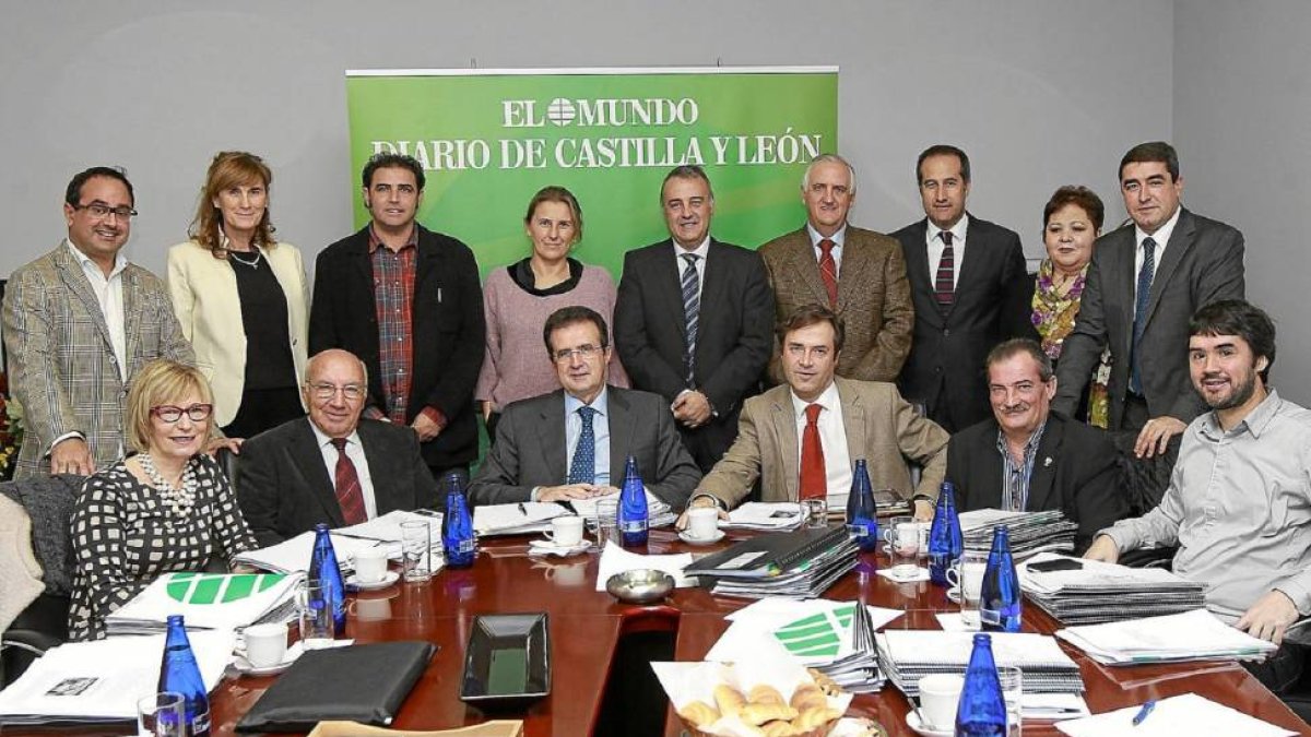 Reunión del jurado de la II edición de los premios La Posada de EL MUNDO DE CASTILLA Y LEÓN. Sentados, de i. a d.: Mercedes Pedrosa, Manuel Fariña, José Luis Ulibarri, Javier Ramírez, Pablo Martín y Óscar García. De pie: Fernando Lázaro, Yolan-J.M.Lostau