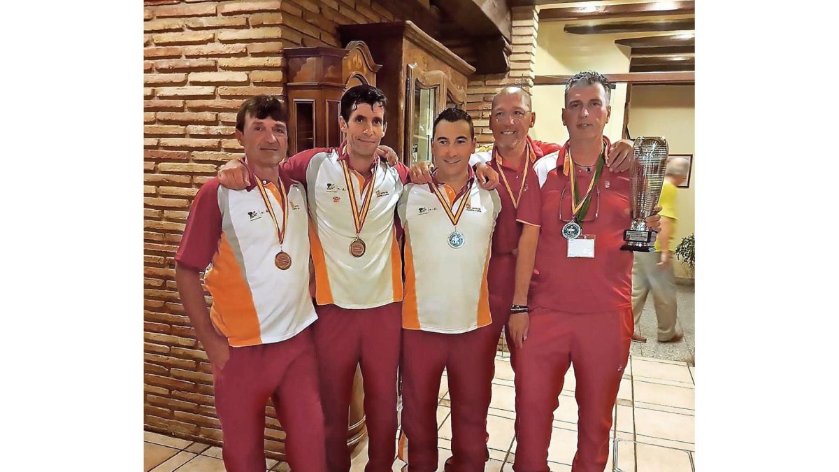 De izquierda a derecha, Alfonso Mazuelas, Bruno Coca, Miguel Codeseira, Miguel Ángel García y el presidente, Carlos Campelo.-L. FUENTE