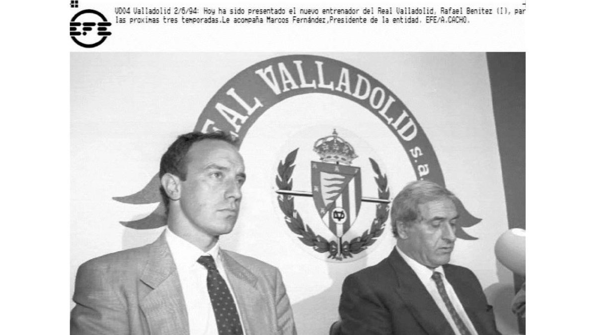 Rafa Benítez, durante su presentación en 1995 como entrenador del Real Valladolid, junto a Marcos Fernández.-El Mundo