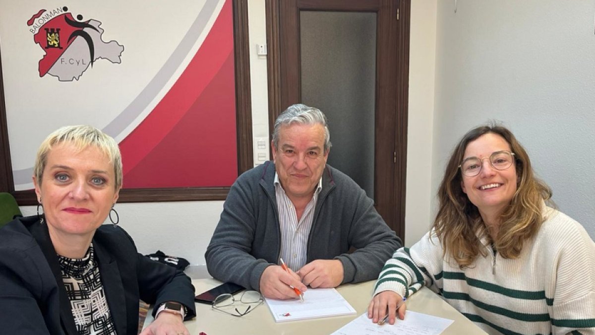 Loreto Sancho, Tinín Alonso y Teresa Álvarez, firmando el convenio en la territorial de Balonmano. / EL MUNDO