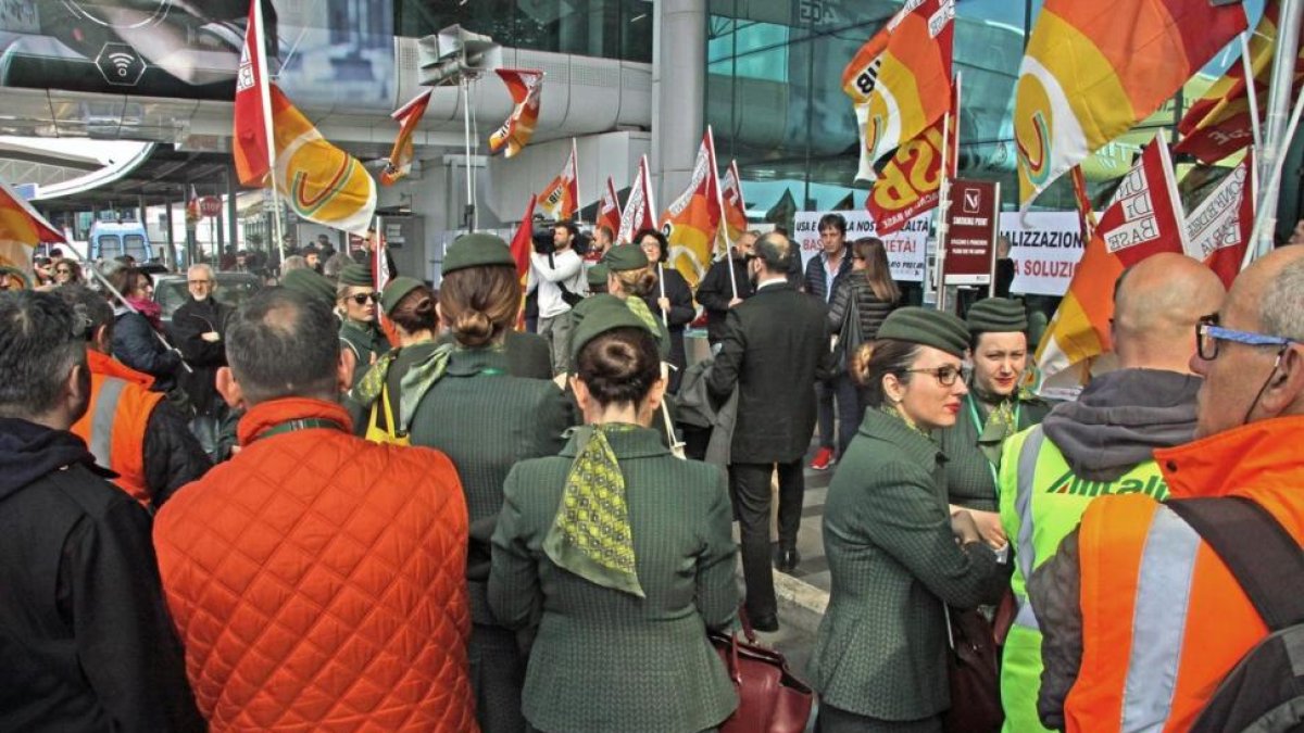 Empleados de la compañía aérea italiana Alitalia participan en una protesta en la terminal 1 del Aeropuerto Leonardo da Vinci de Roma.-EFE