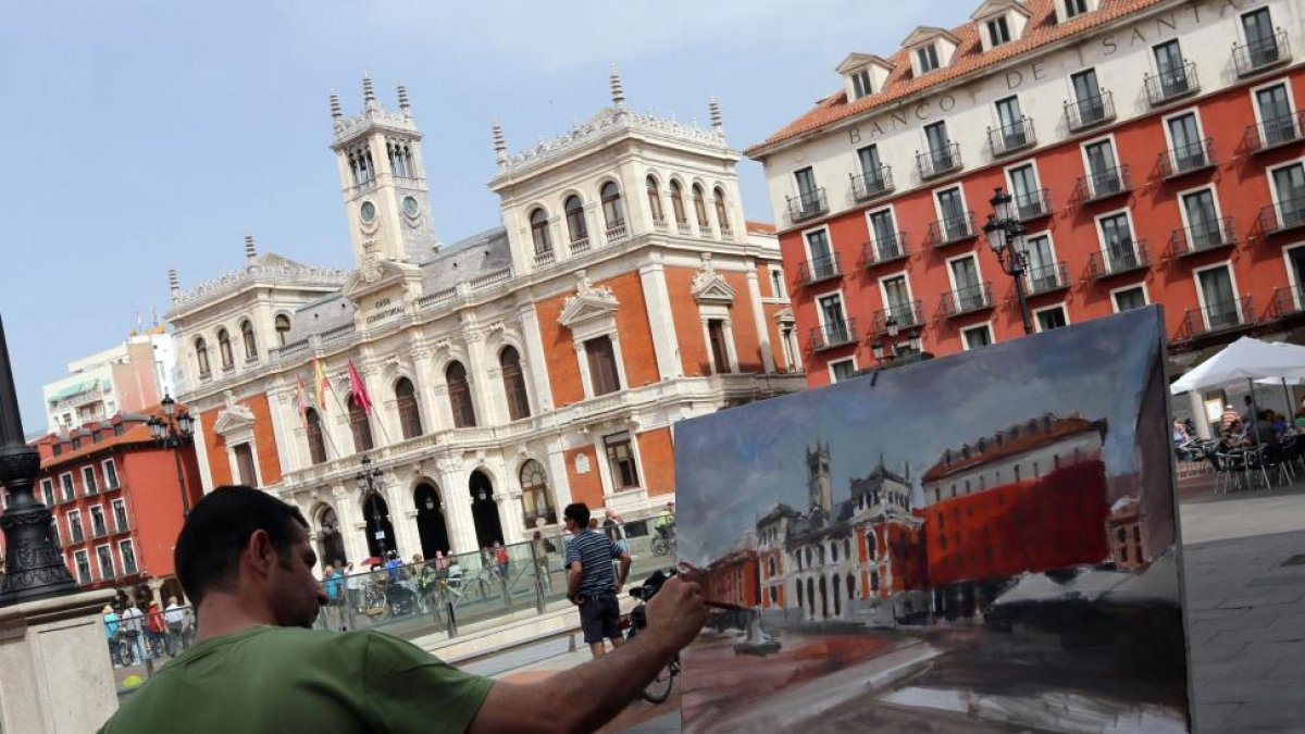 Uno de los participantes en el XXXII Premio de Pintura Rápida San Pedro Regalado de Valladolid, trabaja en la Plaza Mayor de la capital.-ICAL