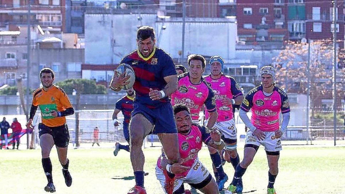Nathan Paila intenta frenar el avance del Barcelona en La Teixonera.-EDU ROIS