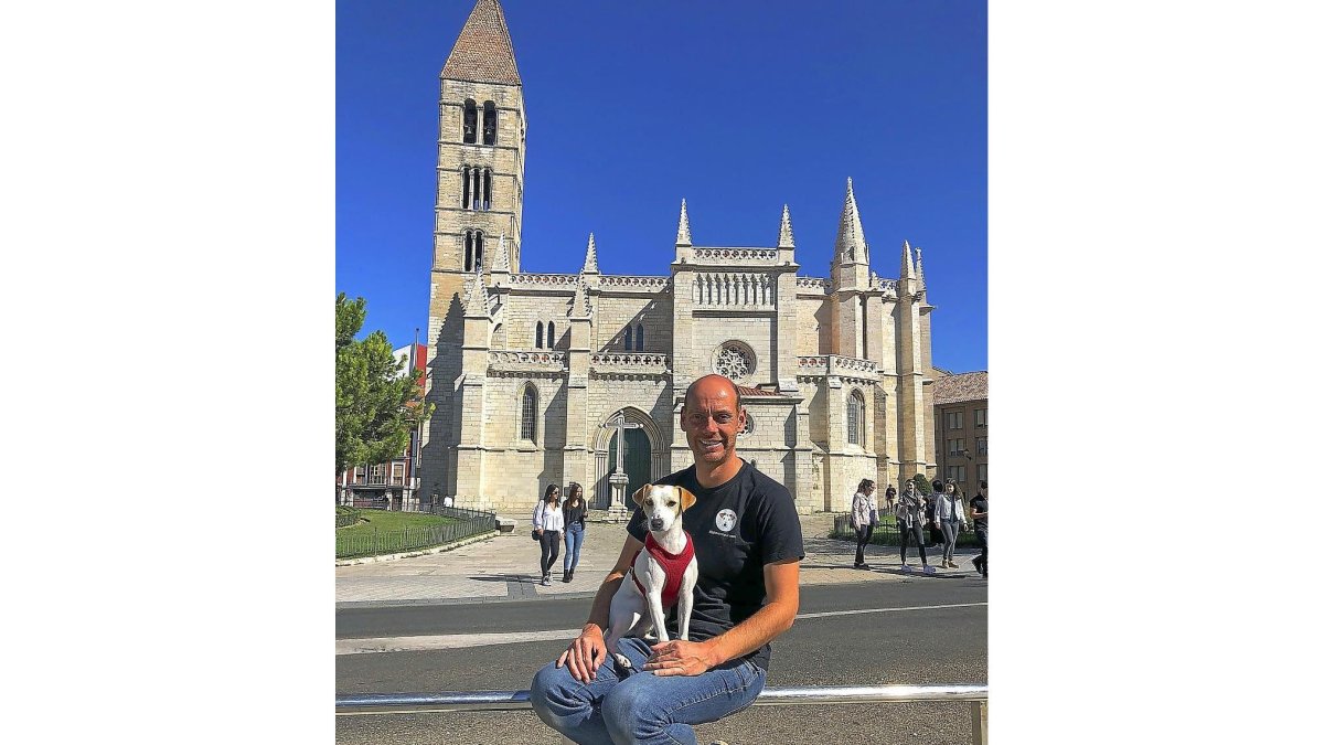 Pipper, con su dueño, Pablo Muñoz Gabilondo, en Valladolid.-E.M.