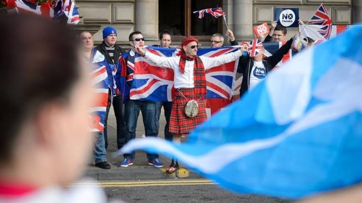Partidarios y contrarios a la independencia en Escocia en George Square de Glasgow.-Foto: AFP / LEON NEAL