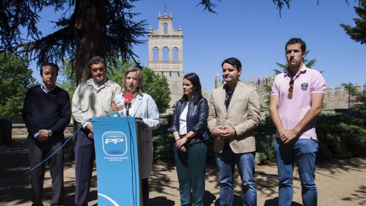 La candidata y cabeza de lista del PP a las Cortes por Ávila, Alicia García, presenta las propuestas autonómicas de la formación en materia de cultura, patrimonio, turismo y deporte. De I. a D. Vidal Galicia, Pedro Pascual, Alicia García, Marisol Montalbo-Ical