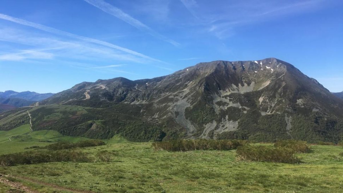 La impresionante mole del Cueto de Arbás, en su vertiente norte.-N.S.