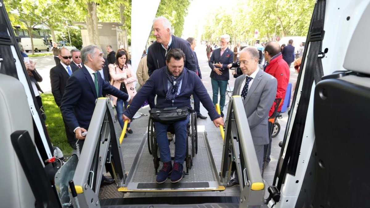 El presidente de Cermi, Francisco Sardón, sube a uno de los vehículos adaptados ONCE-Ford que se presentan en Valladolid-Rubén Cacho / ICAL