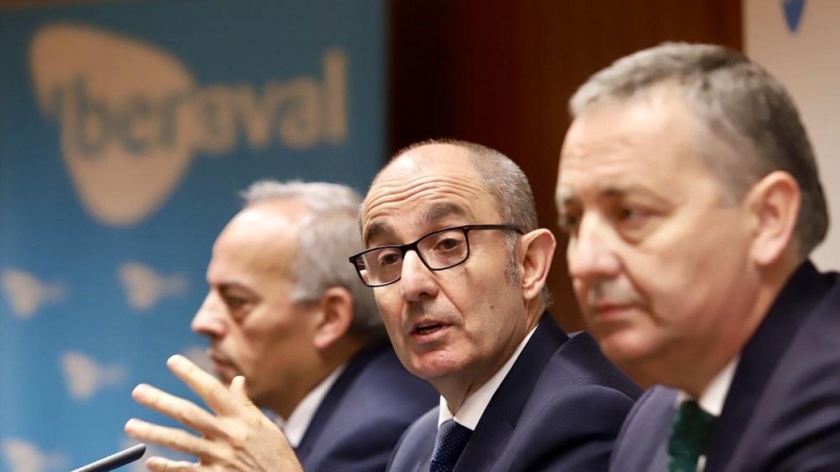 El director general de Iberaval, Pedro Pisonero, entre dos de los autores del estudio, MarianoCarbonero (i) y Horacio Molina.-ICAL