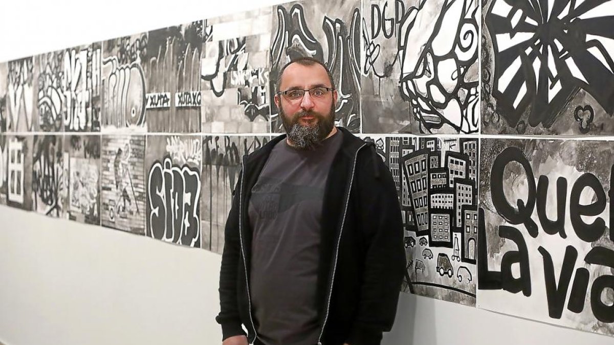 Jorge Consuegra junto a las obras expuestas hasta el 24 de abril en la Sala 0 del Museo Patio Herreriano .-J.M.LOSTAU