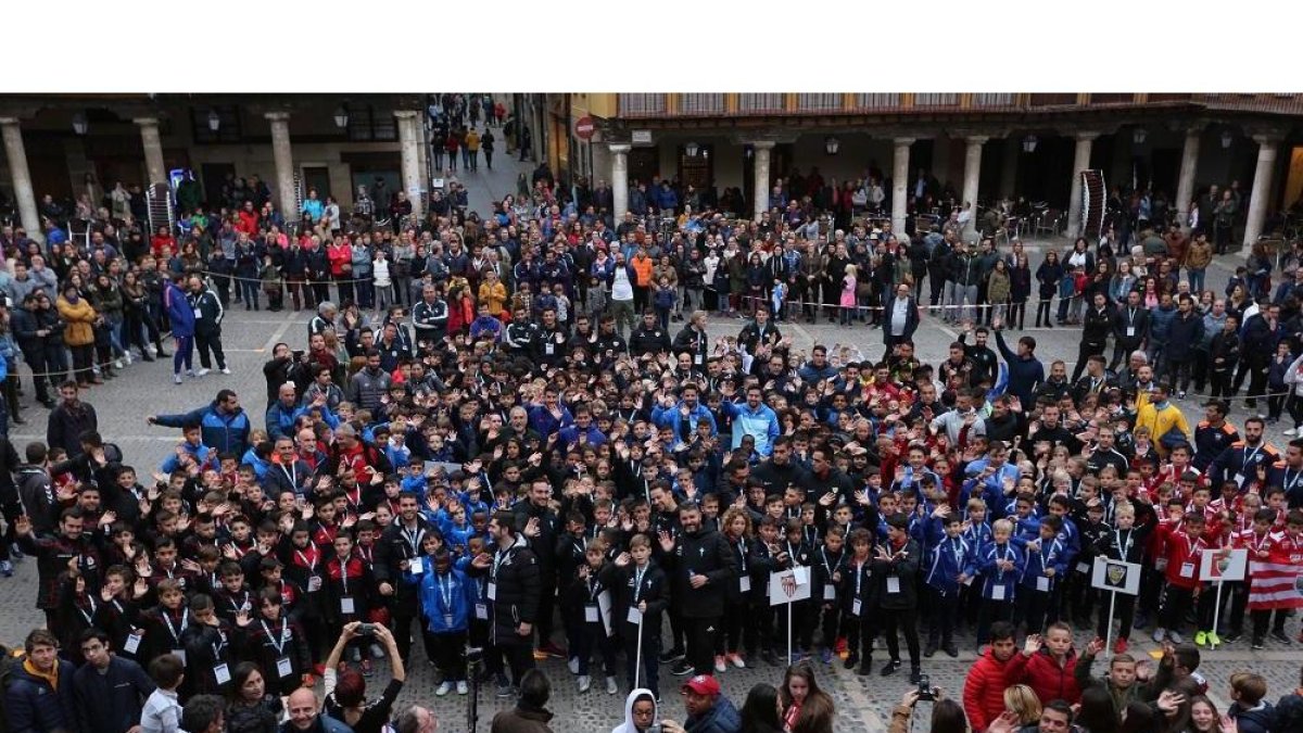 Jugadores y aficionados, en la Plaza Mayor de Tordesillas durante la recepción a los equipos participantes.-MONTSE ÁLVAREZ