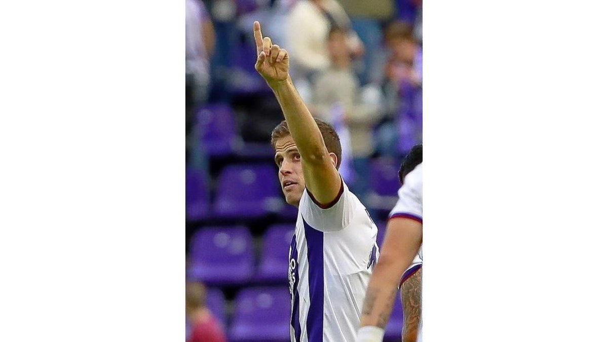 Pablo Hervías señala a la grada tras el gol.-J. M. LOSTAU