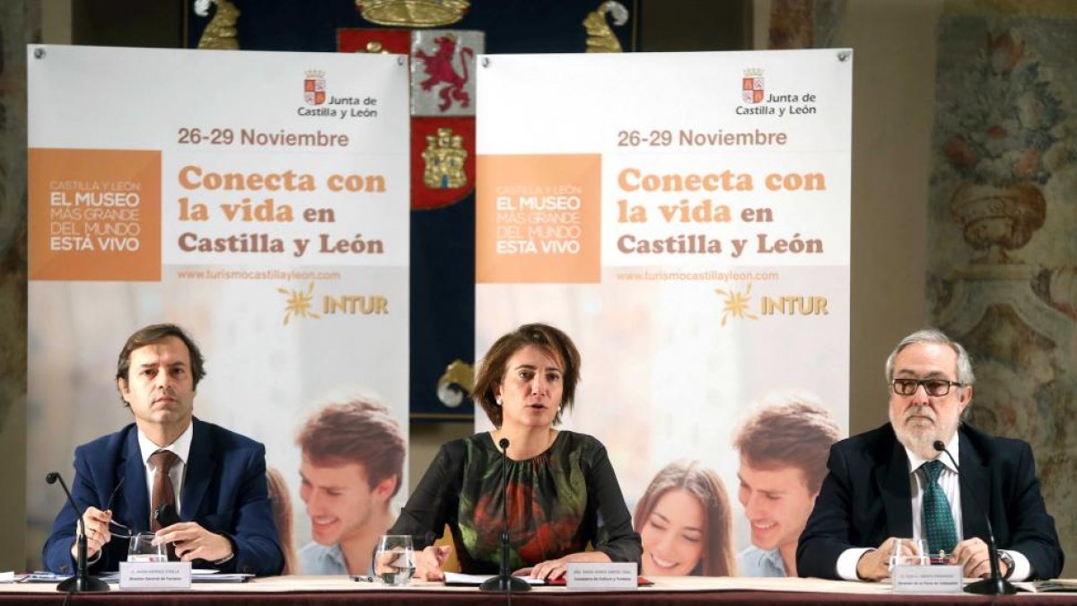 La consejera de Cultura y Turismo, María Josefa García Cirac, presenta la participación de la Junta de Castilla y León en la Feria Internacional de Turismo de Interior (Intur) 2015 junto al director general de Turismo, Javier Ramírez (I), y el director de-ICAL
