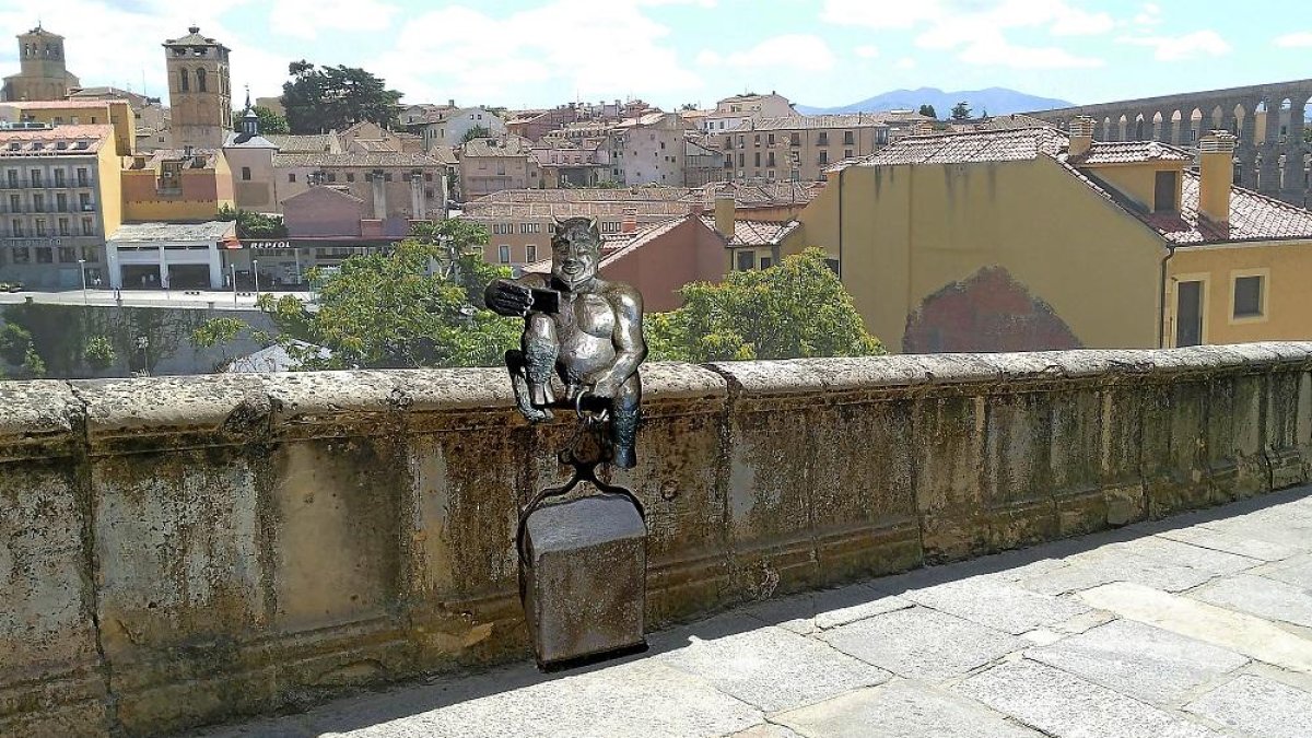 Recreación del Ayuntamiento de Segovia de la escultura del diablo que ha recibido la denuncia.-E. M.