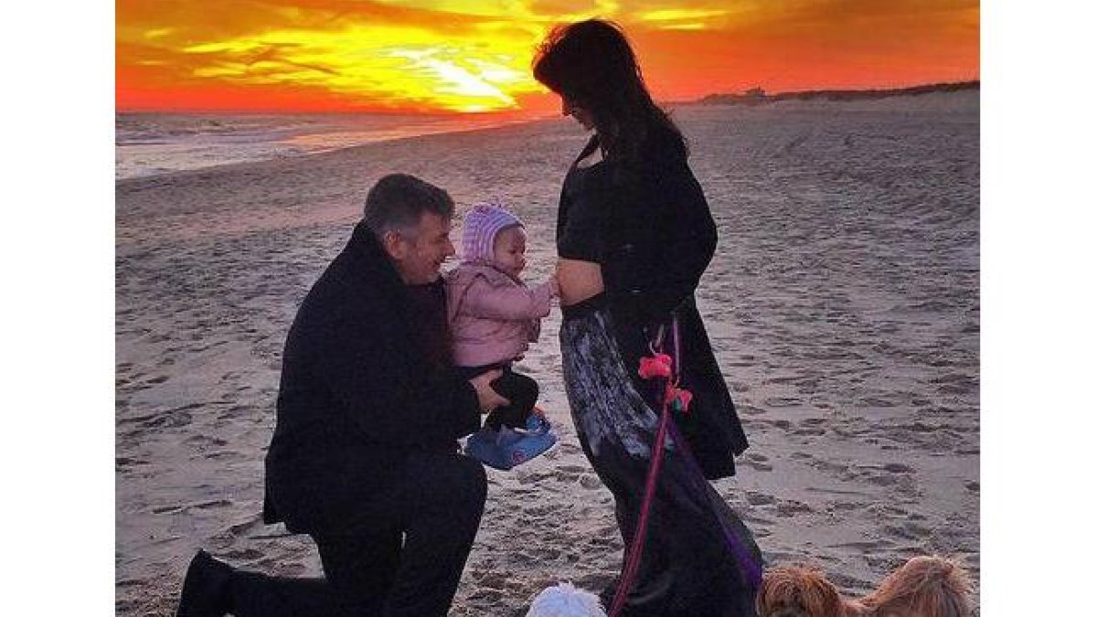 Alec Baldwin e Hilaria Thomas, con su hija, Carmen, en una foto de Twitter con la que han anunciado que están esperando otro bebé.-Foto: TWITTER