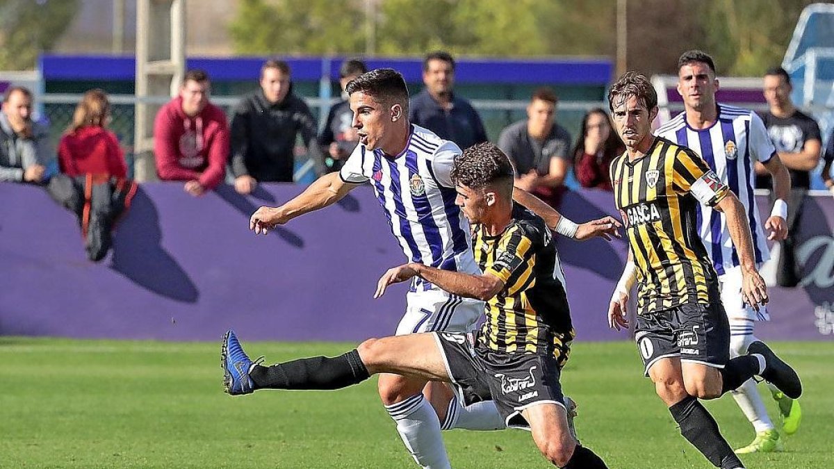 Víctor García durante el partido contra el Barakaldo en los Anexos.-PABLO REQUEJO