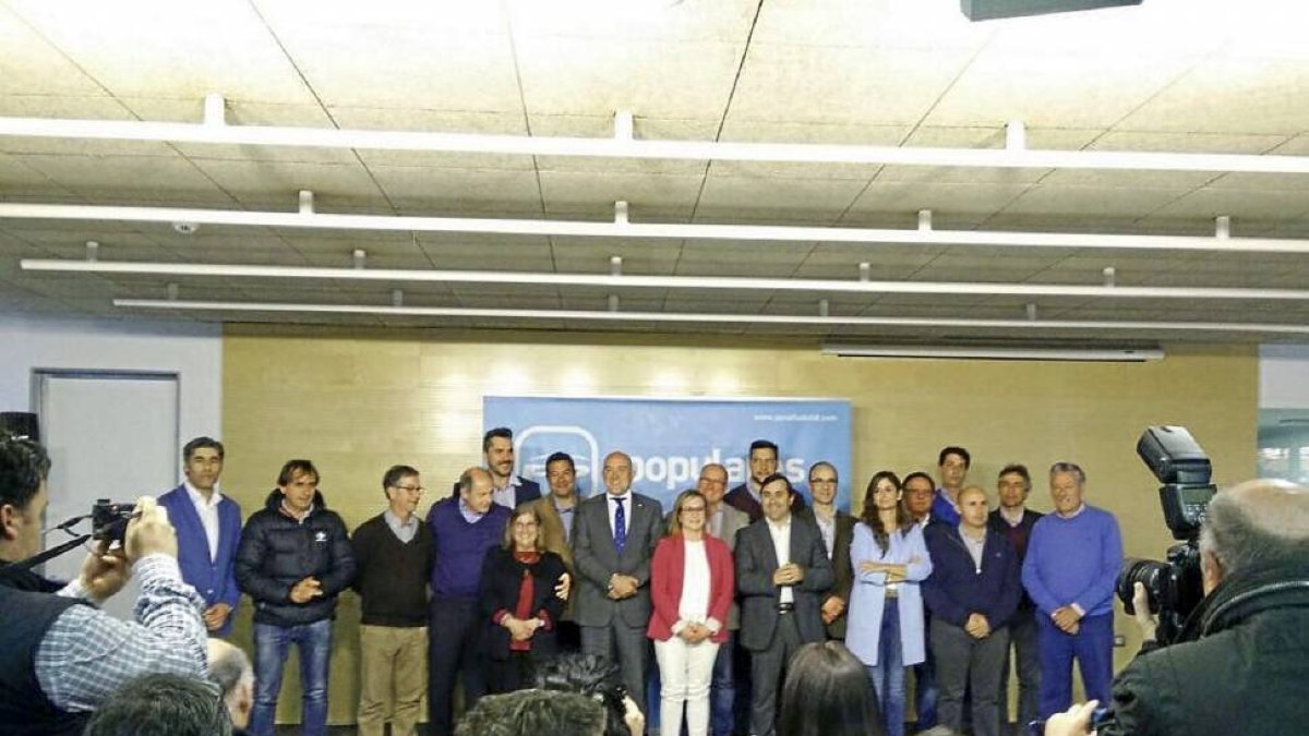 Jesús Julio Carnero junto a los candidatos del alfoz presentados en Laguna de Duero-El Mundo
