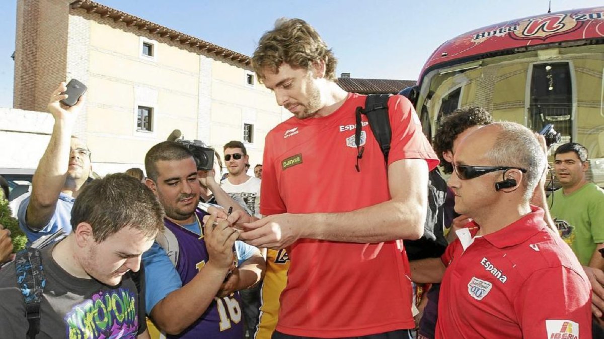 Pau Gasol firmando autógrafos en Valladolid en julio de 2012-J. M. LOSTAU