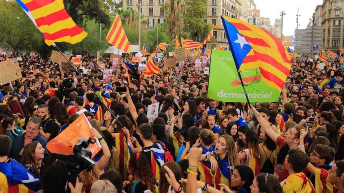 Huelga de estudiantes en la plaça Universitat.-/ FERRAN NADEU