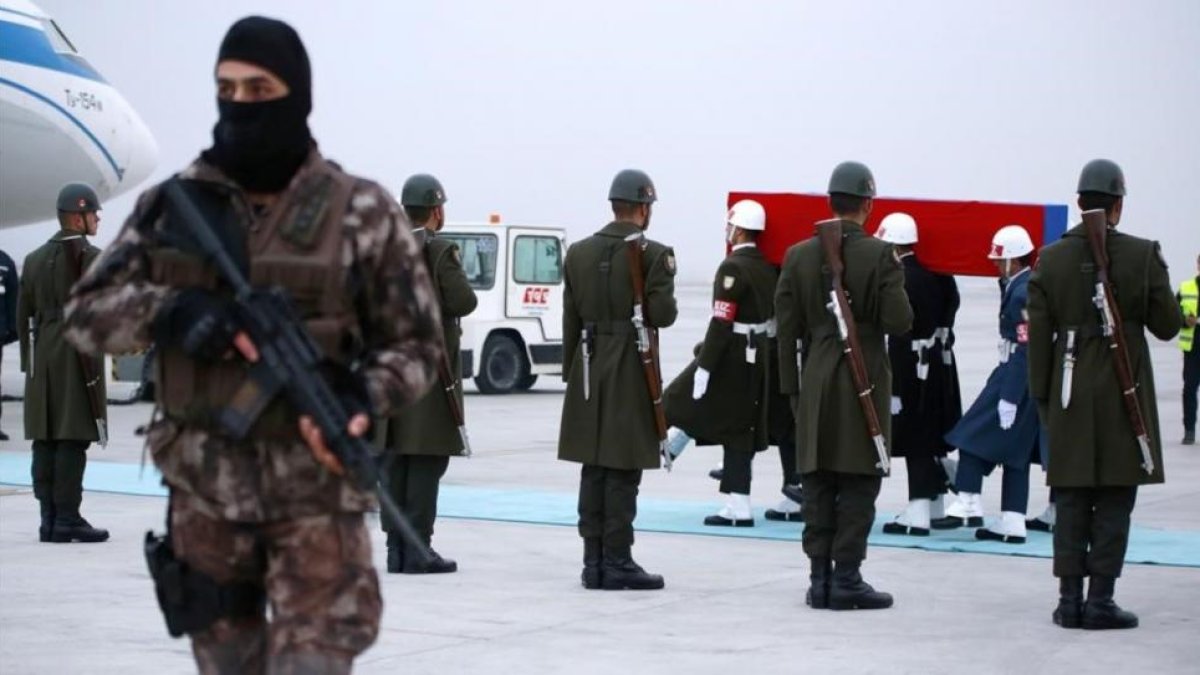 Soldados rusos llevan el féretro del embajador ruso asesinado en Ankara.-EFE / TUMAY BERKIN
