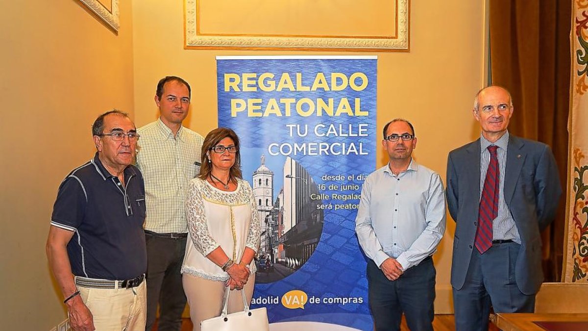 Comerciantes, el presidente de AVADECO, Alejandro García Pellitero, el concejal de Movilidad, Luis Vélez y el secretario general de AVADECO, Luis del Hoyo.-E.M.