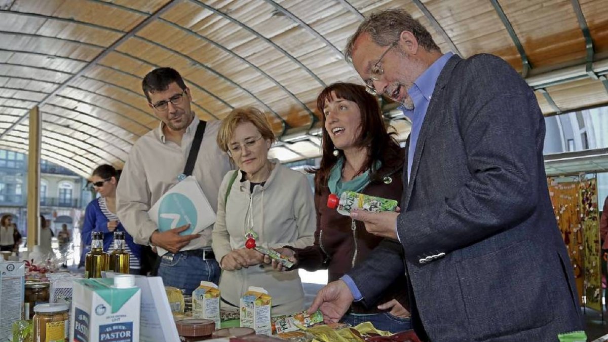 Sánchez y Saravia en un mercadillo.-E.M.