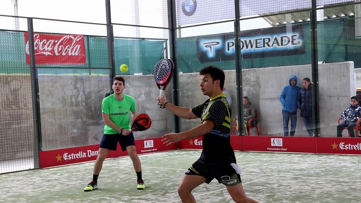 Álvaro Izquierdo y Álex Cinca durante un partido.-E.M.