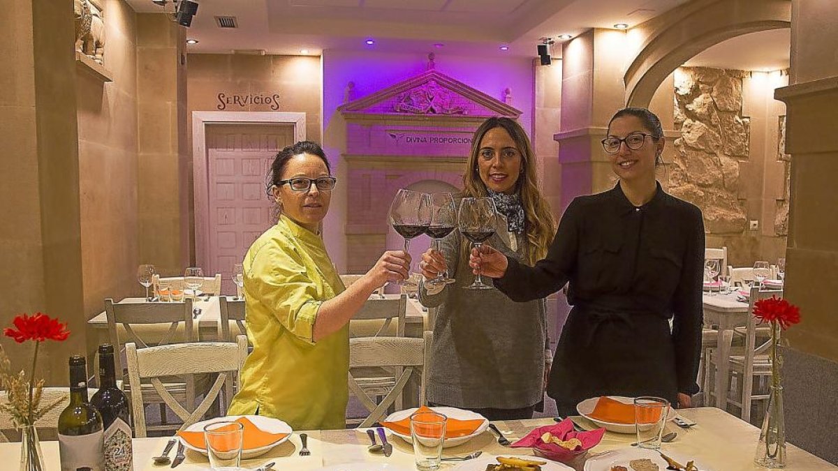 De izquierda a derecha Teresa Gallego, Ana Alonso y Leticia Sánchez en la sala del restaurante.-M.D.
