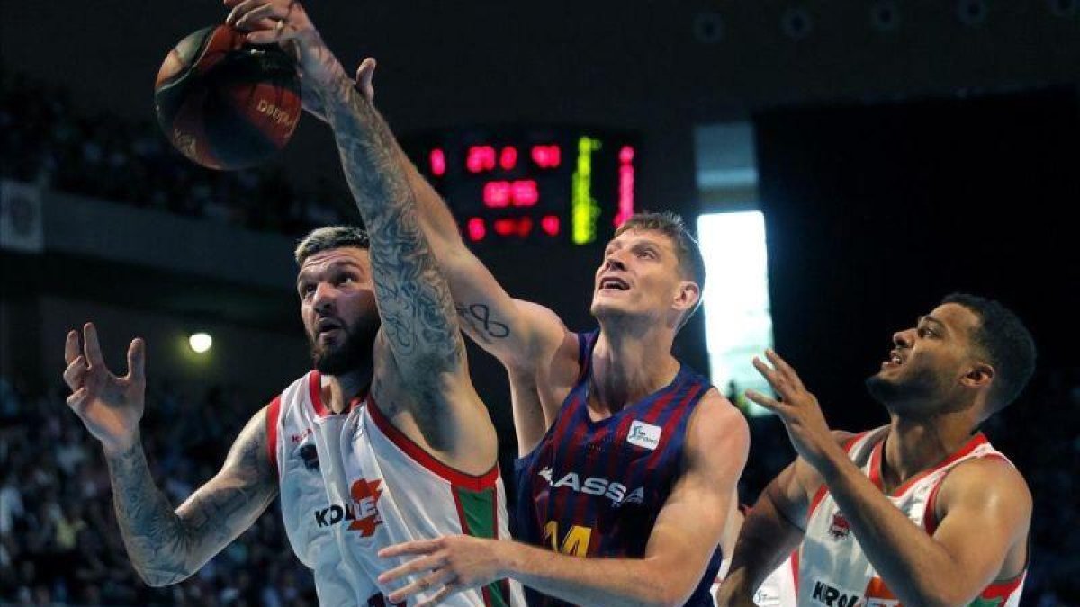 El pívot ucraniano del Barça Pustovyi pelea por un rebote en la semifinal de la Supercopa ante el Baskonia-LAVANDEIRA JR