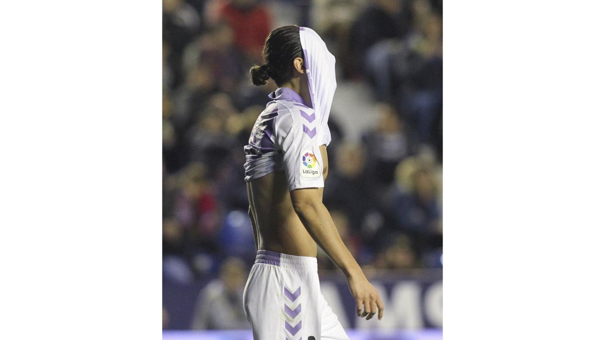 EL delantero turco del Real Valladolid, Enes Ünal, con la camiseta en la cara tras desperdiciar una ocasión.-PHOTO DEPORTE