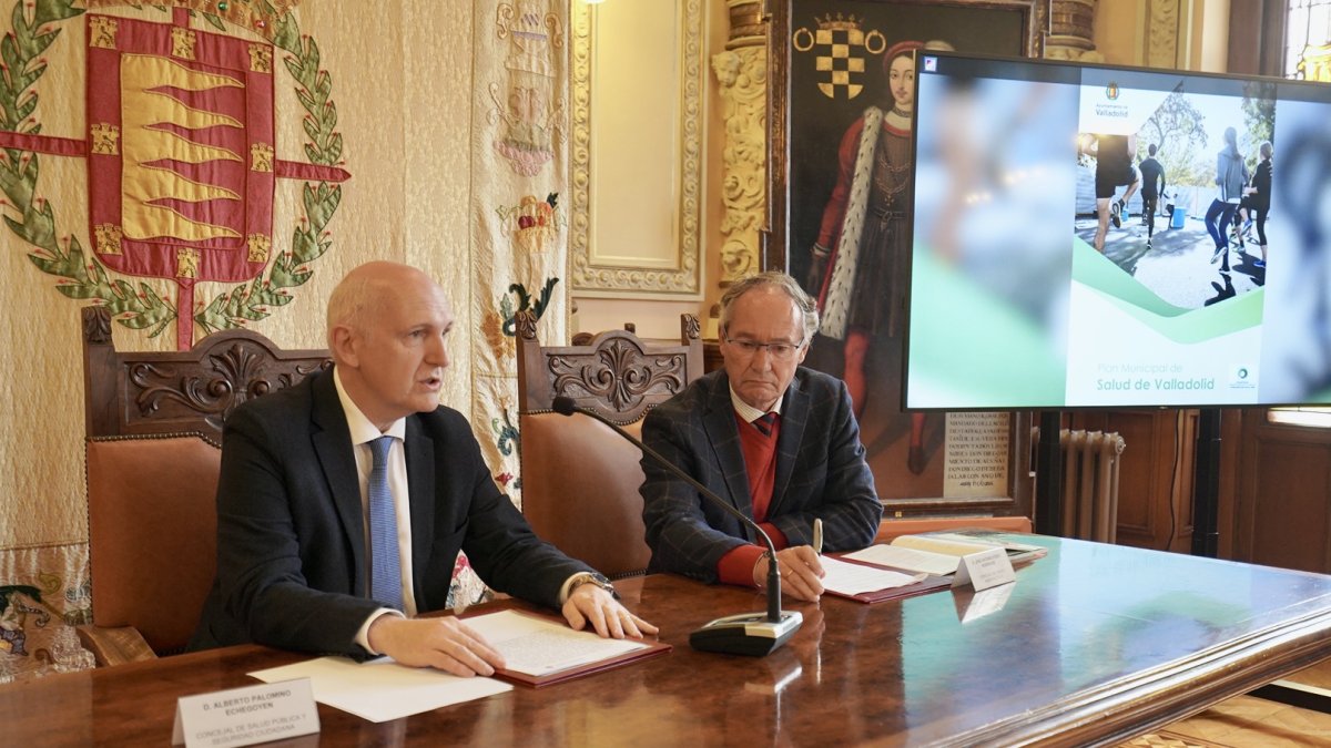 Alberto Palomino y José Antonio Otero presentan el Plan de Salud en el Ayuntamiento. E. M: