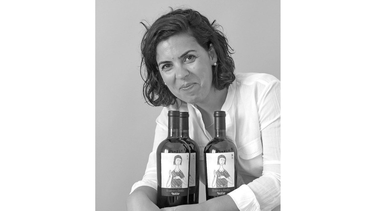 La enóloga Silvia González con algunas botellas de su  elaboración, el Canto de la Alondra.-LA POSADA