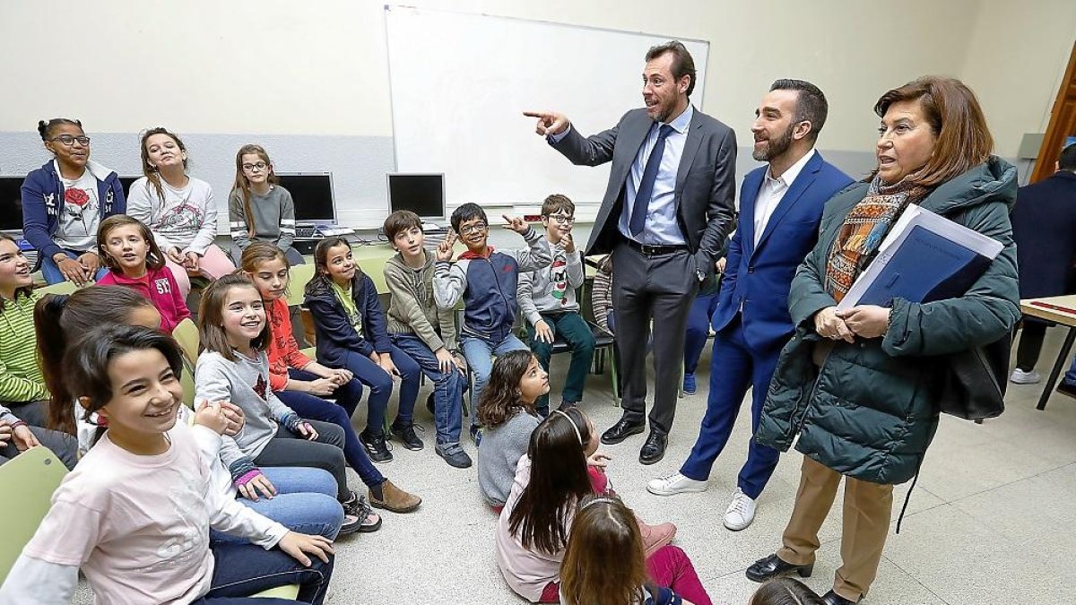 Óscar Puente, el secretario de Estado Francisco Polo y la concejala Victoria Soto en el colegio Ponce de León.-J.M. LOSTAU