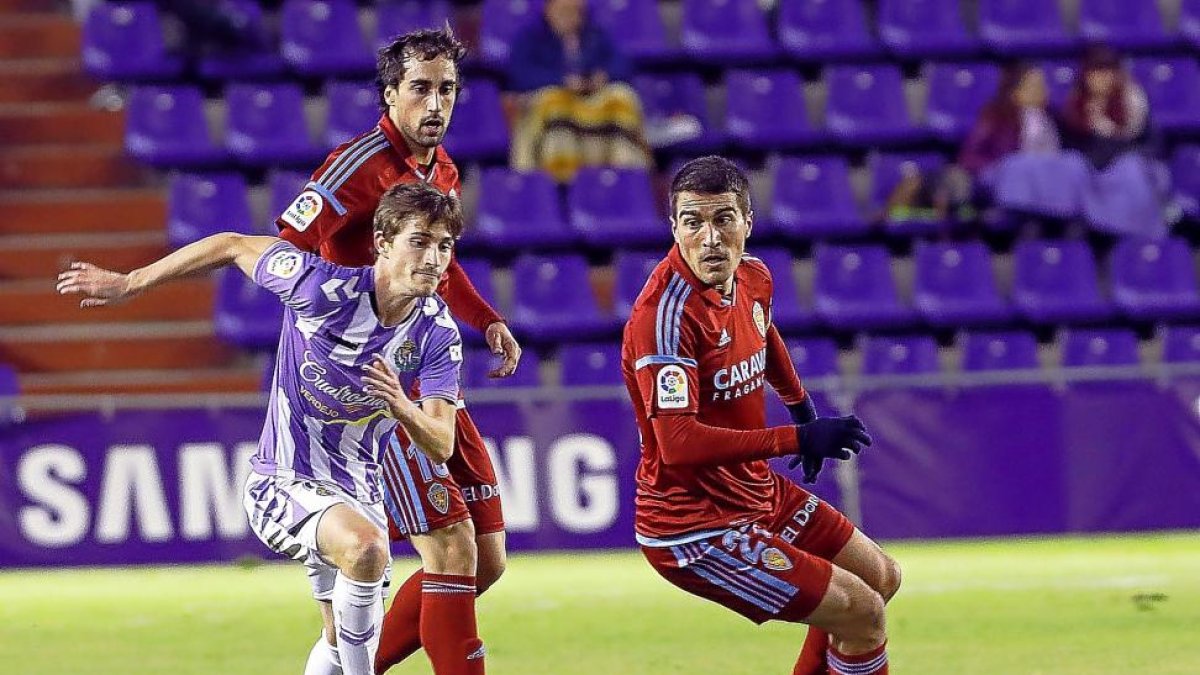 Toni corre tras el balón ante la presencia de Zapater y Eguaras, anoche en Zorrilla.-J. M. LOSTAU